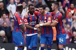 1xbet体育官网-狼队中卫解围失误，造成进球失分