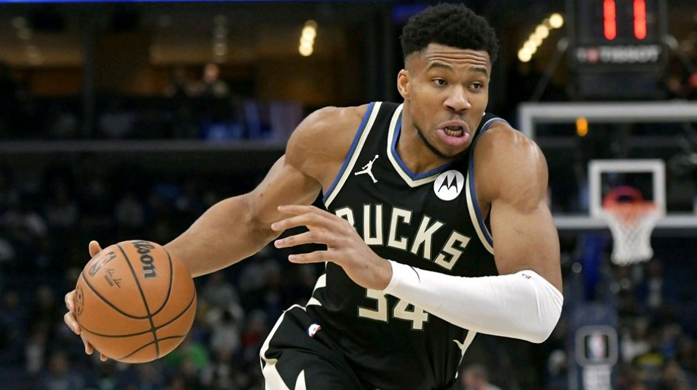 雄鹿客场战胜灰熊继续领跑中部