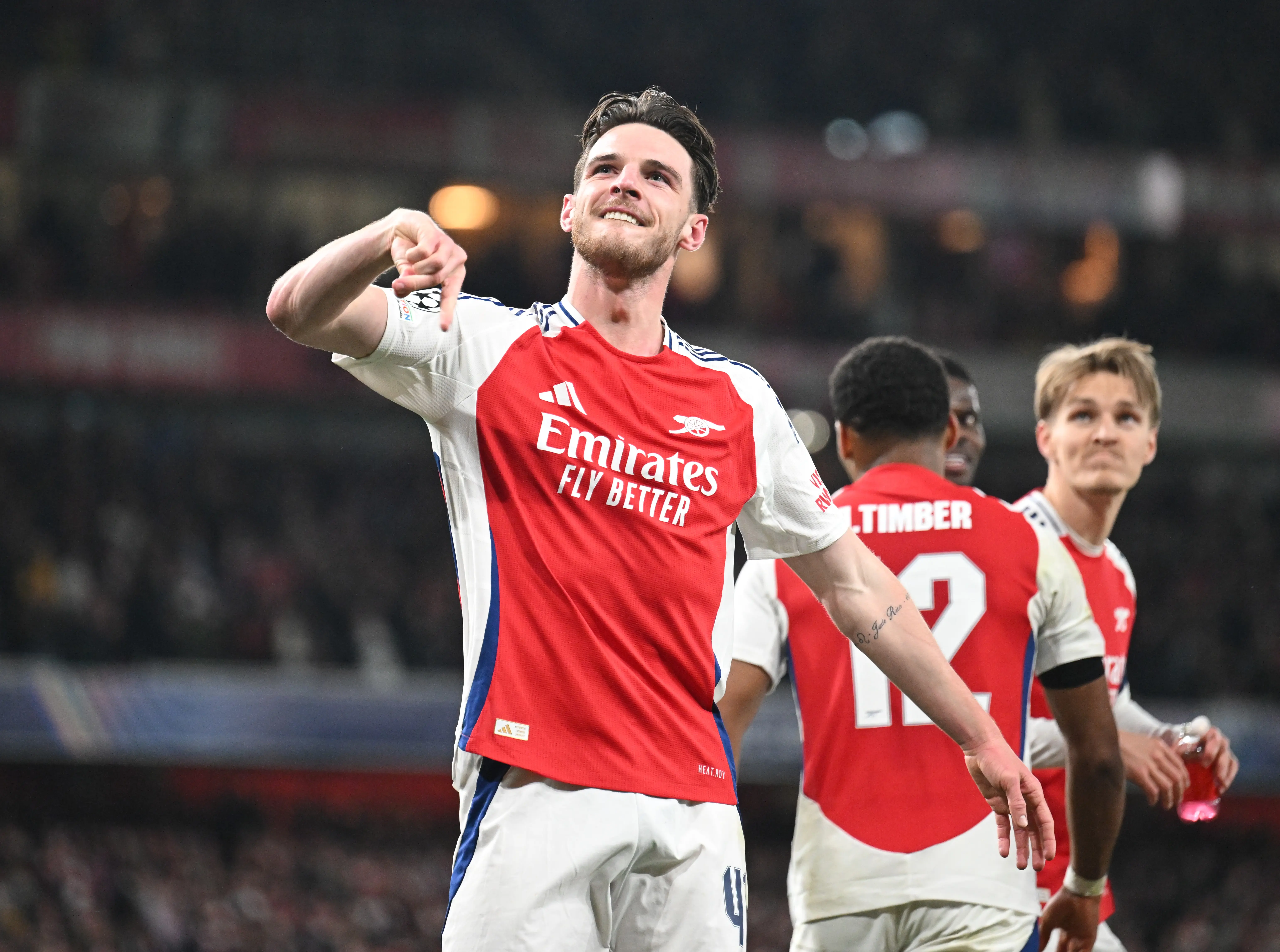 维拉利尔主场大胜，锁定欧冠席位