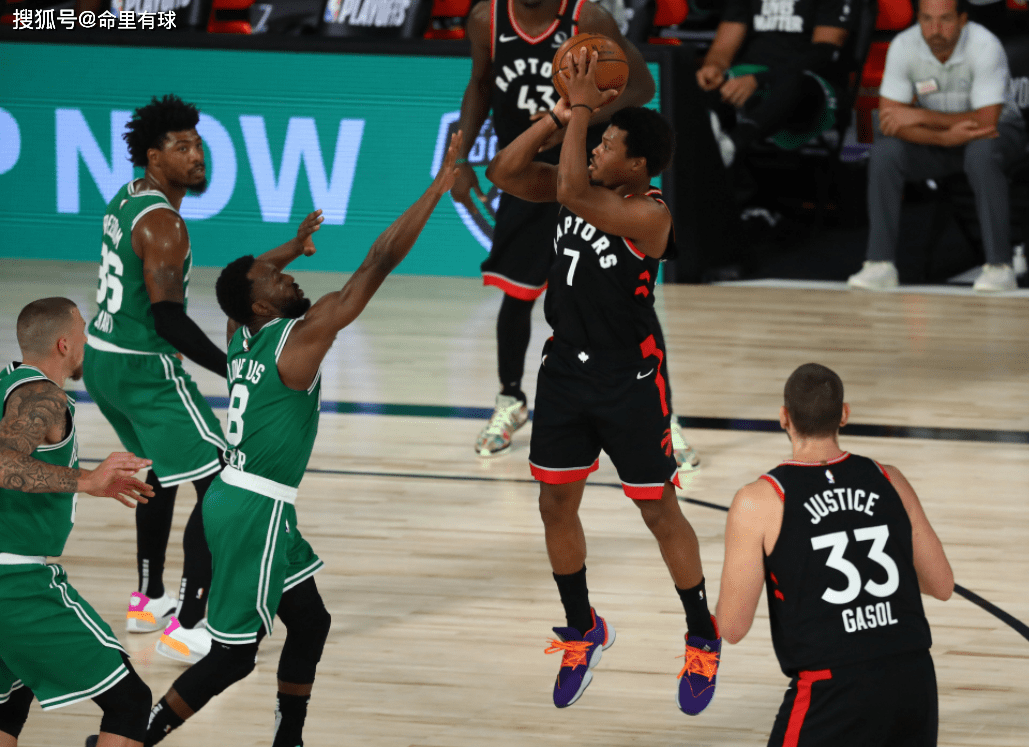 锡耶纳中场跑动全场,成为球队发动机 锡耶纳中场跑动全场,成为球队发动机