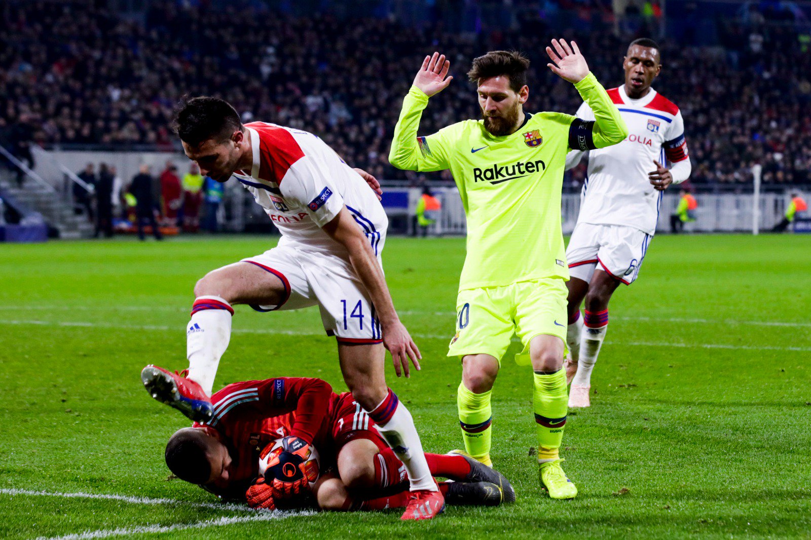 锡耶纳中场跑动全场,成为球队发动机 锡耶纳中场跑动全场,成为球队发动机