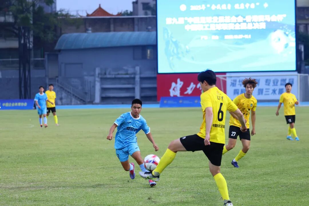 球场上的对决让人心潮澎湃，角逐激烈的简单介绍