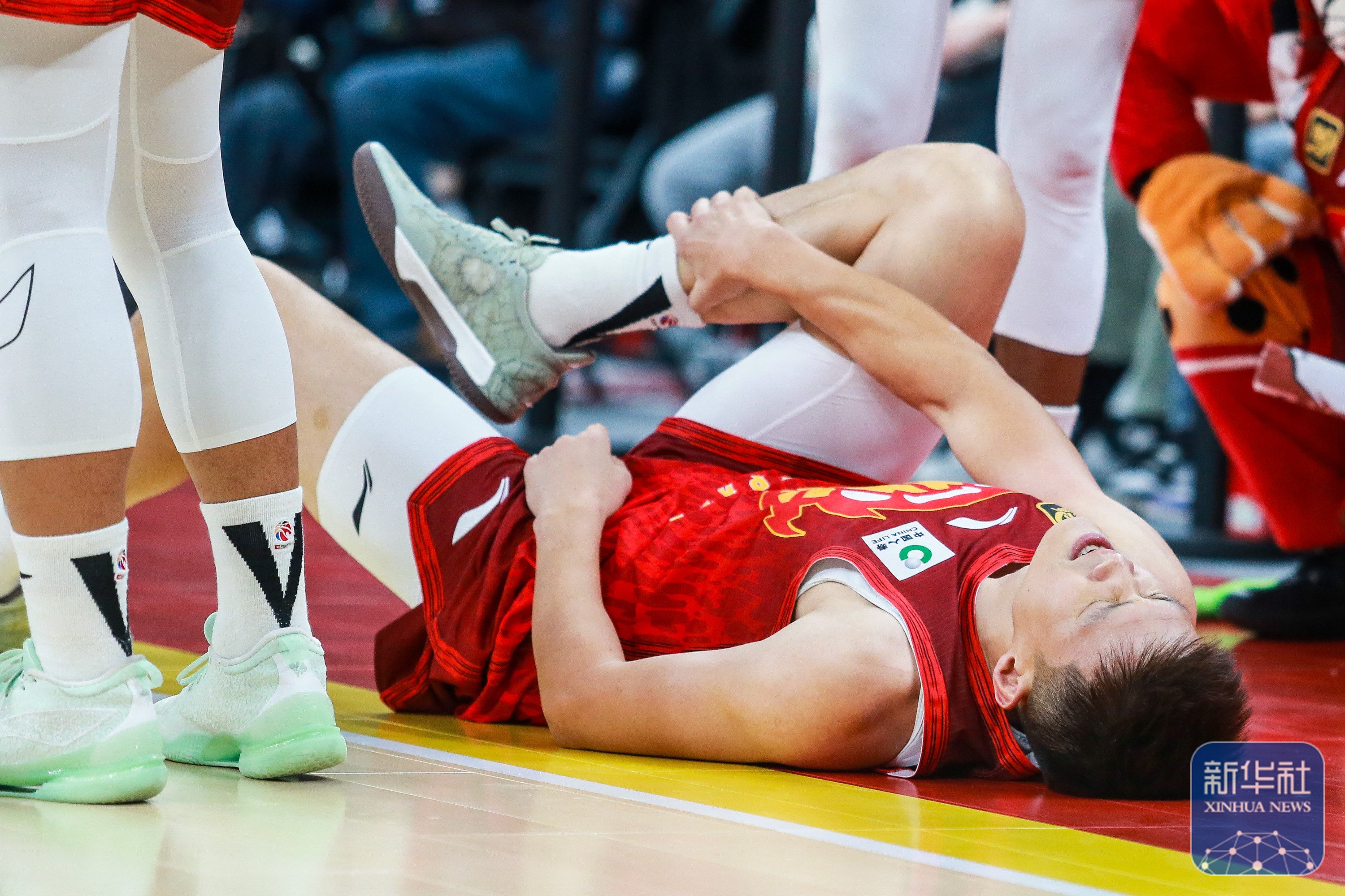 球场上的对决让人心潮澎湃，角逐激烈的简单介绍